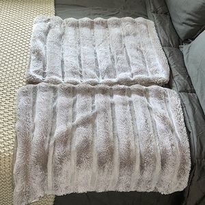 Ugg standard 2 pillows cover shams